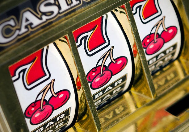 ayahqq app showing live-dealer blackjack and roulette tables